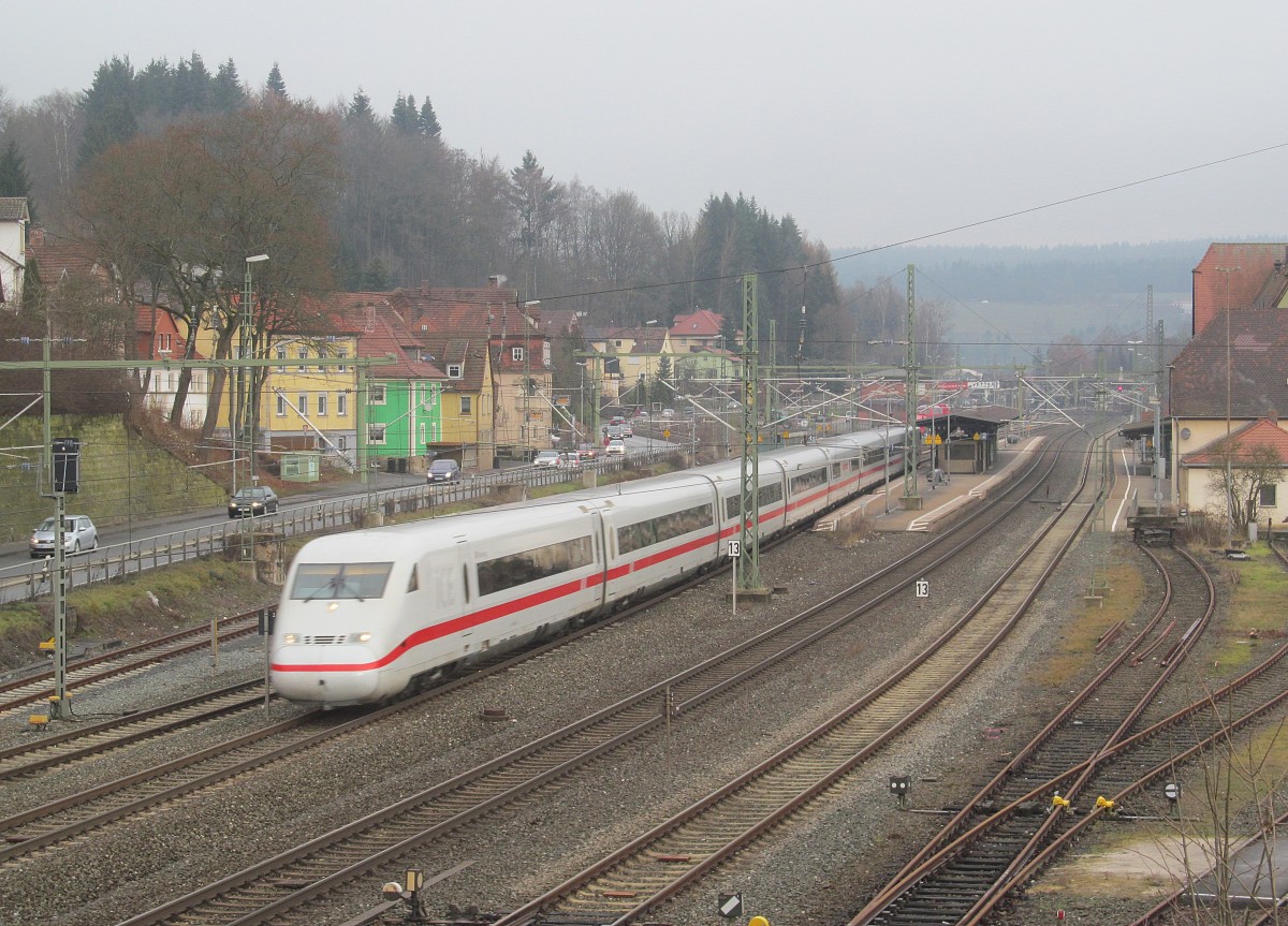 Ein ICE 2 durchfährt am 21. Dezember 2013 als ICE 1005 den Bahnhof Kronach in Richtung Lichtenfels.