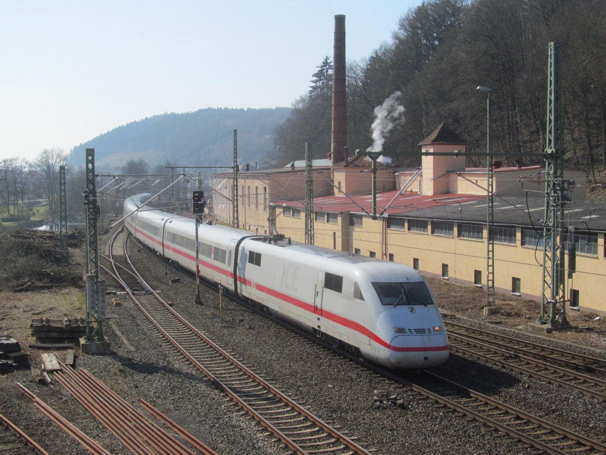 Ein ICE 2 durchfährt am 14. März 2014 als Leerfahrt den Bahnhof Kronach in Richtung Saalfeld.