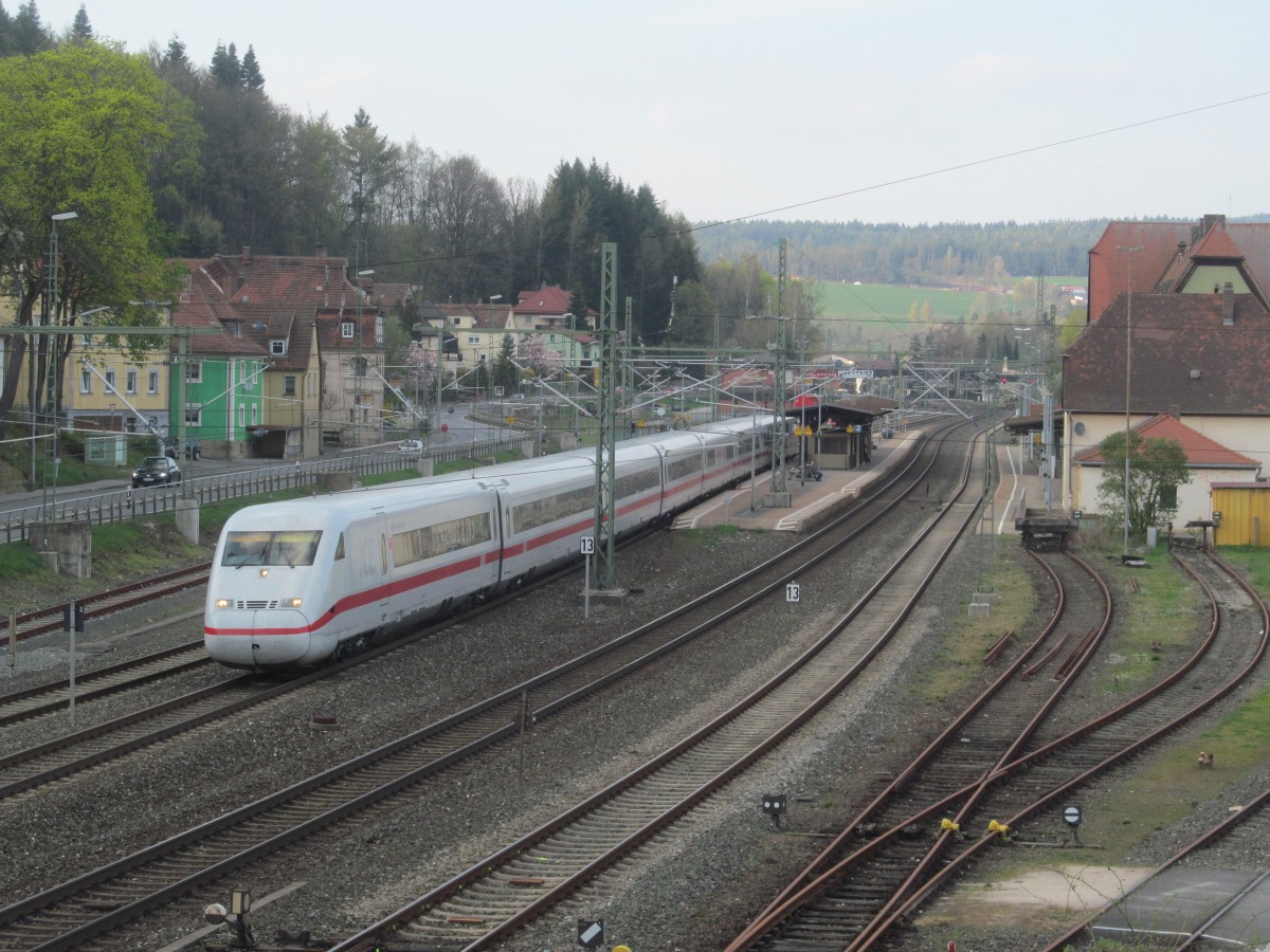 Ein ICE 2 durchfährt am 06. April 2014 als Leerfahrt den Bahnhof Kronach in Richtung Lichtenfels.