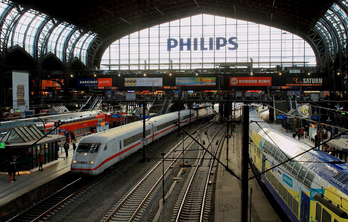 Ein ICE 2 fährt am 29.10.2016 in den Hamburger Hauptbahnhof ein