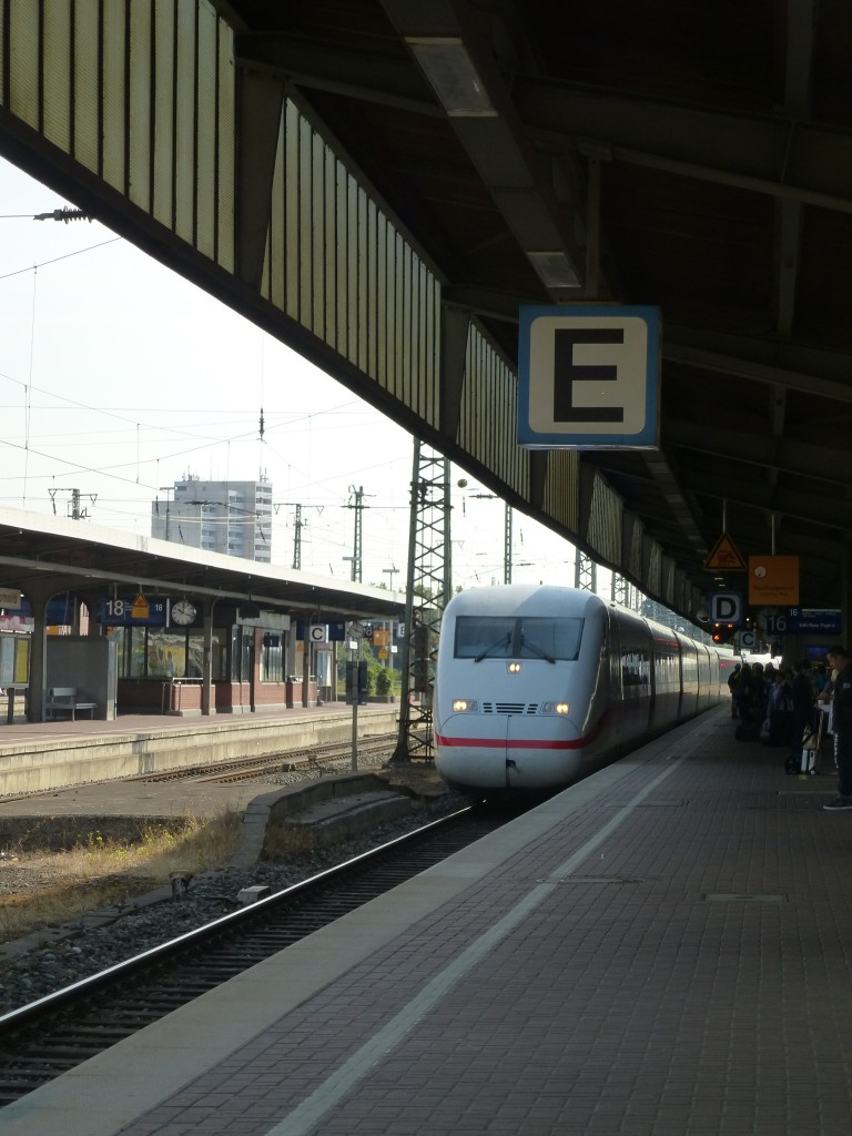 Ein ICE -2 f�hrt hier am 22.08.2013 in den Dortmunder Hbf ein.