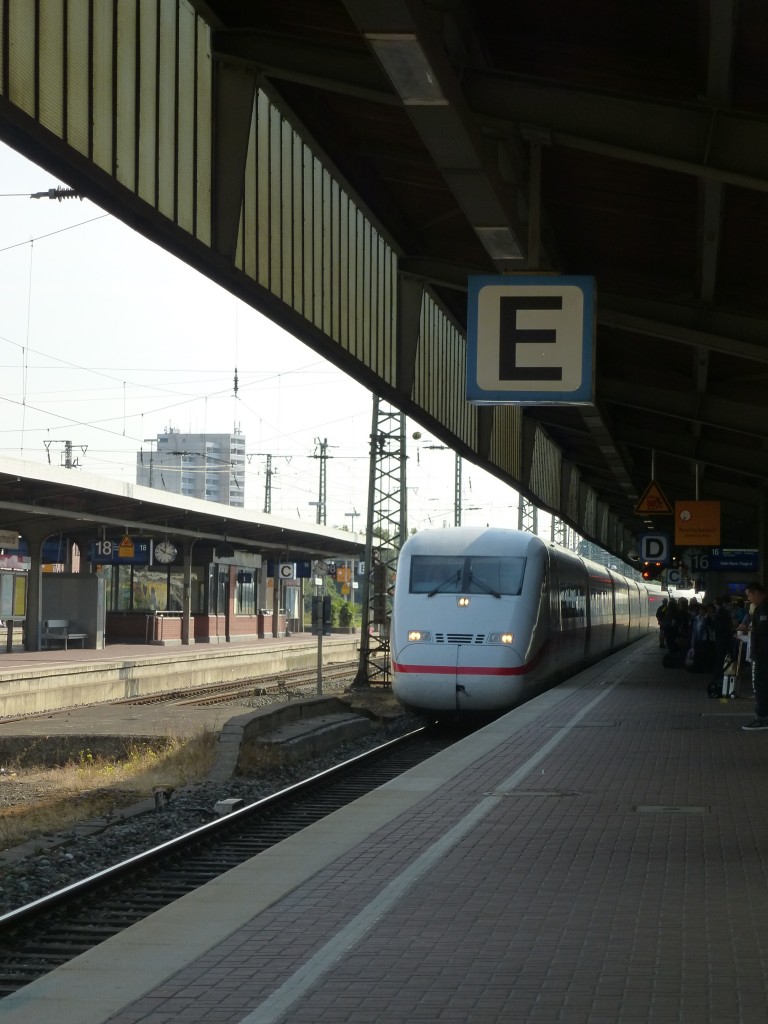 Ein ICE -2 fhrt hier am 22.08.2013 in den Dortmunder Hbf ein.