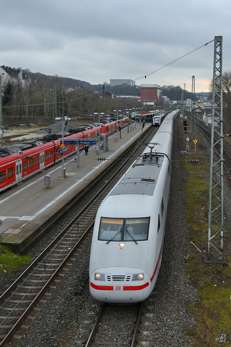 Ein ICE 2 ist hier bei der Durchfahrt in Wuppertal-Unterbarmen zu sehen. (März 2021)