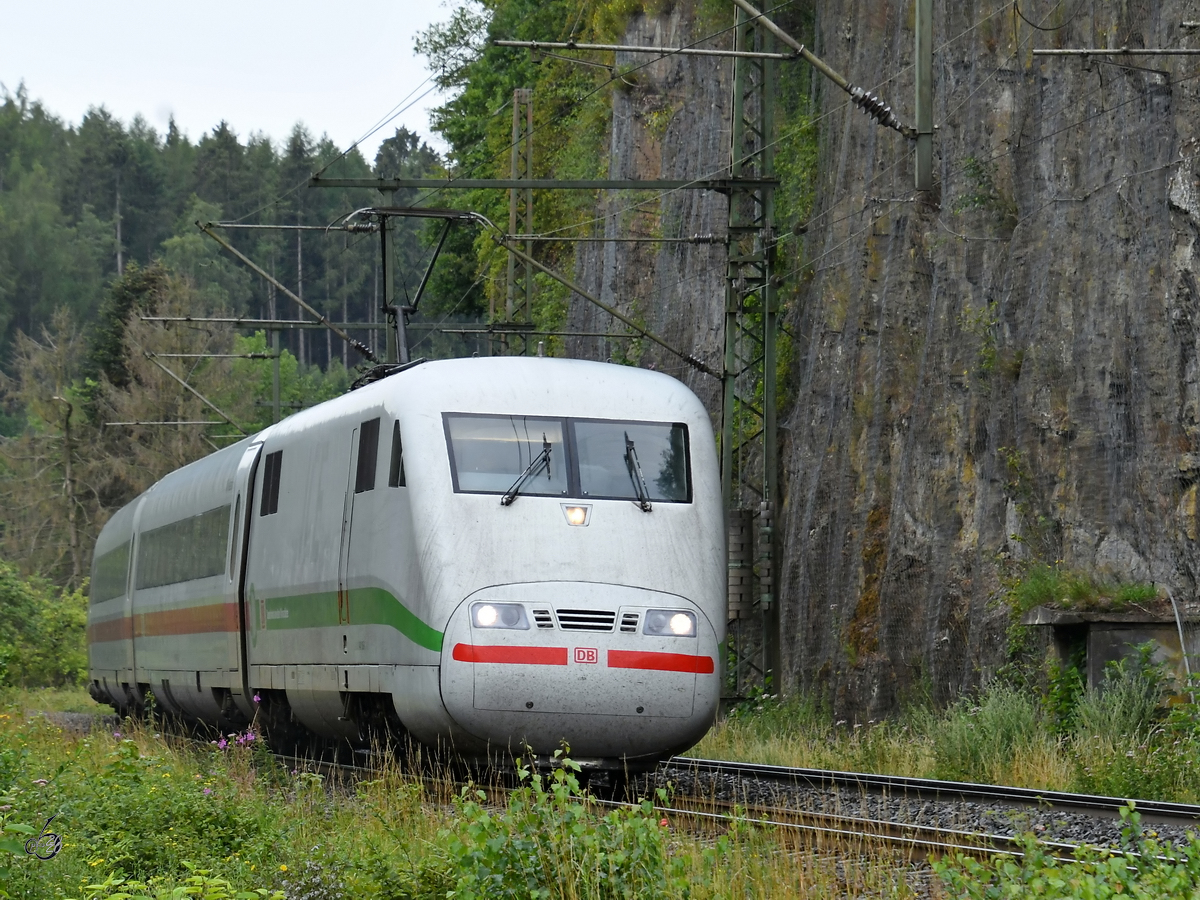 Ein ICE 2, hier Ende Juli 2020 bei der Durchfahrt in Ennepetal.