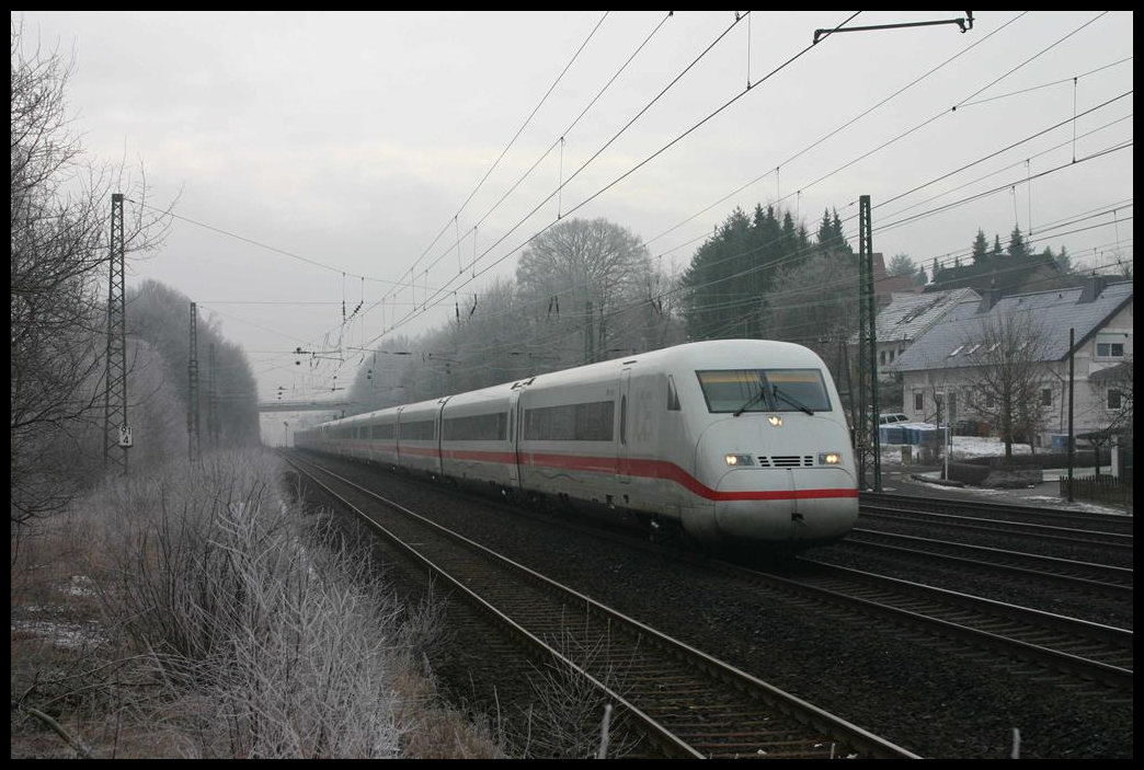 Ein ICE 2 passiert hier auf dem Weg nach Hannover am 29.1.2005 den Haltepunkt Hiddenhausen Schweicheln.