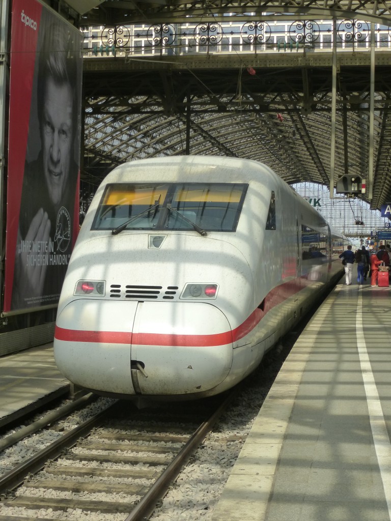 Ein ICE-2 steht hier am 22.08.2013 im Klner Hbf.
Der Zug kam zuvor aus Mnchen.