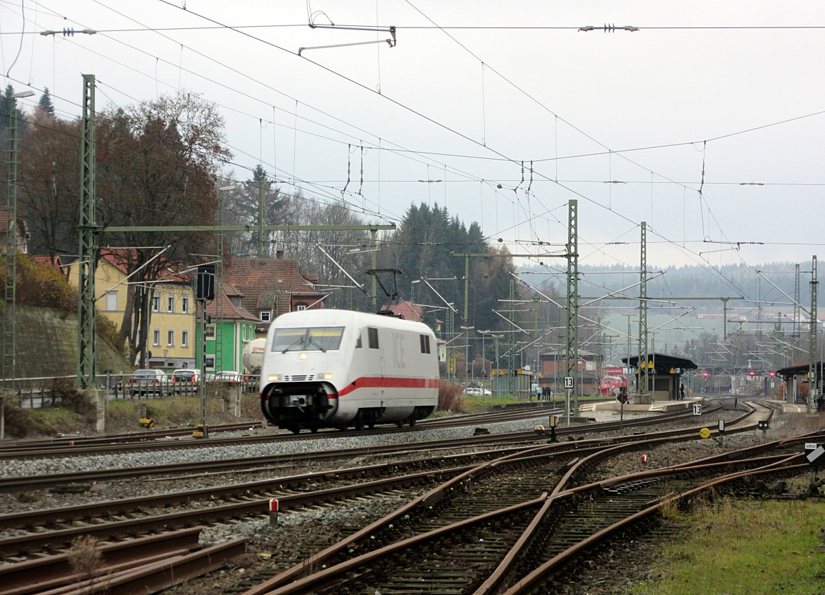 Ein ICE 2 Triebkopf durchfährt am 06. Dezember 2014 solo den Bahnhof Kronach in Richtung Lichtenfels.