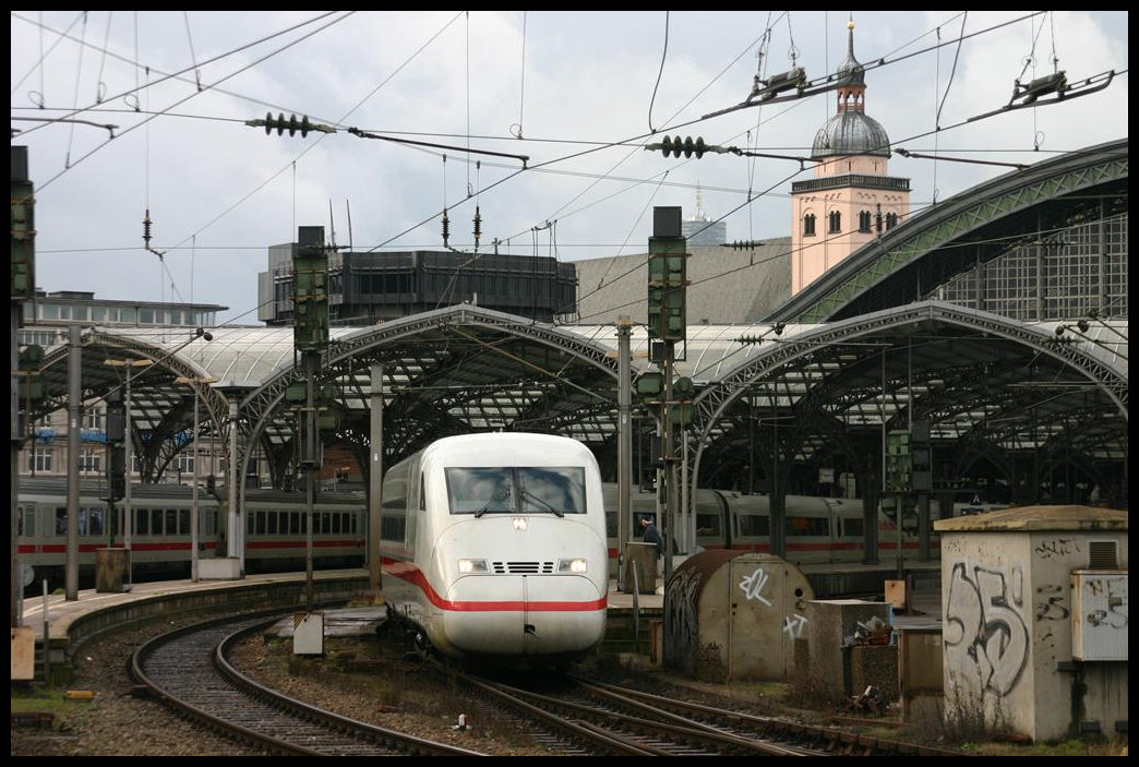 Ein ICE 2 verlässt hier am 12.2.2005 den HBF Köln in Richtung Messe Deutz.