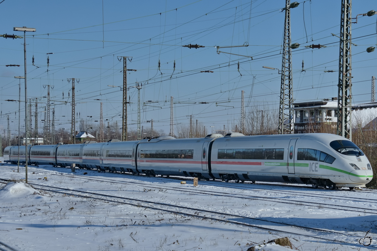 Ein ICE 3 (403 533) bei der Durchfahrt am Hauptbahnhof Wanne-Eickel. (Februar 2021)