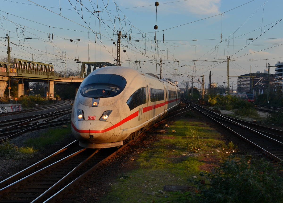 Ein ICE 3 am 22.11.2014 in Köln Messe/Deutz. 