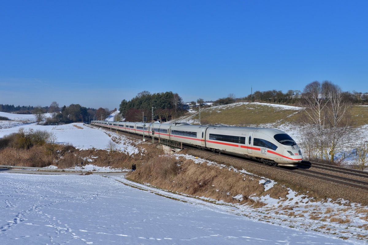 Ein ICE 3 am 27.01.2017 bei Fahlenbach. 