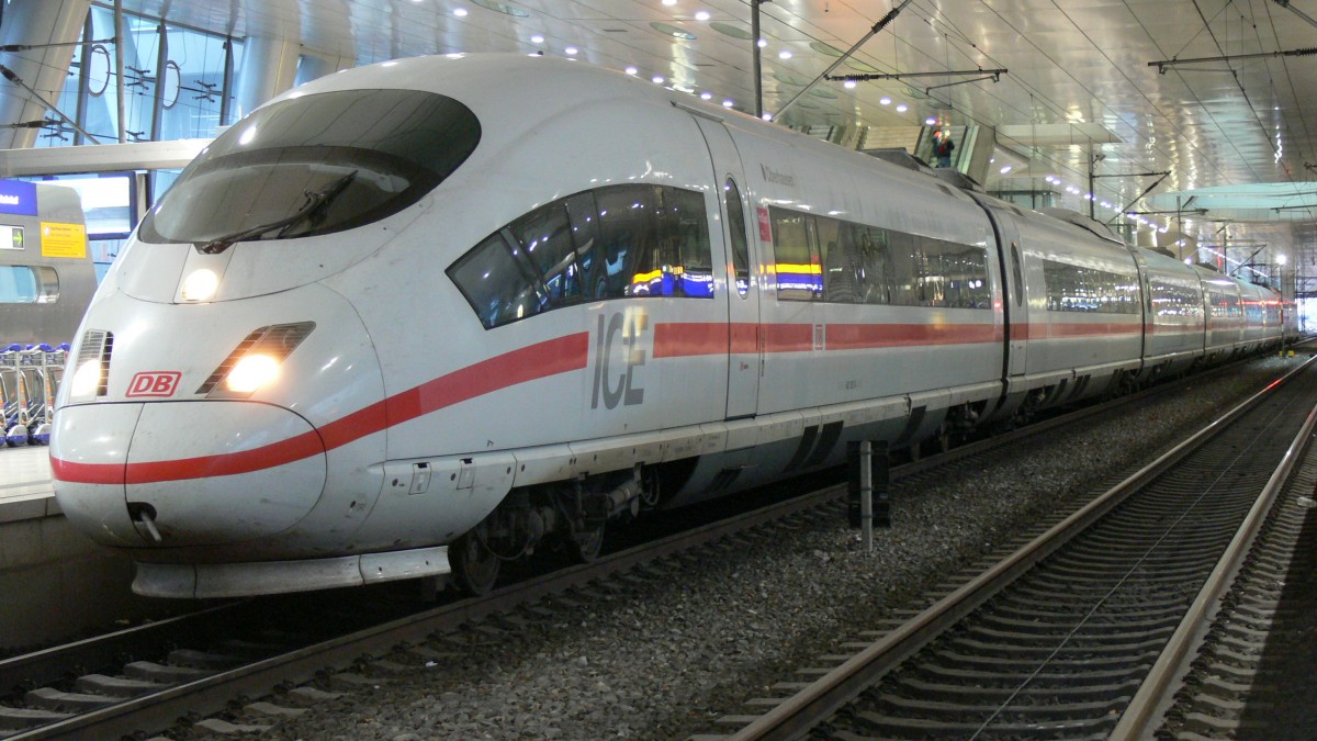 Ein ICE 3 von Amsterdam nach Frankfurt im Frankfurter Fernbahnhof am Flughafen am 13.06.2012