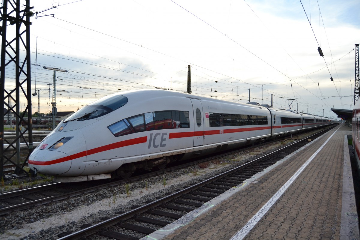 Ein ICE 3 (BR 403) mit 15 min Verspätung in Augsburg Hbf, am 07.06.2014