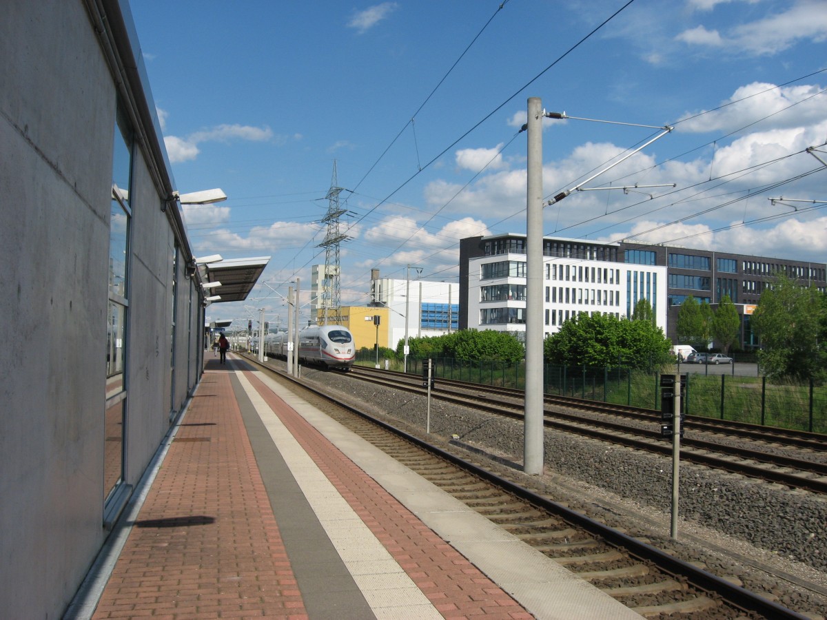 Ein ICE 3 fuhr am 28.5.13 Richtung Frankfurt / Main am Haltepunkt Kln-Frankfurter Str. vorbei.