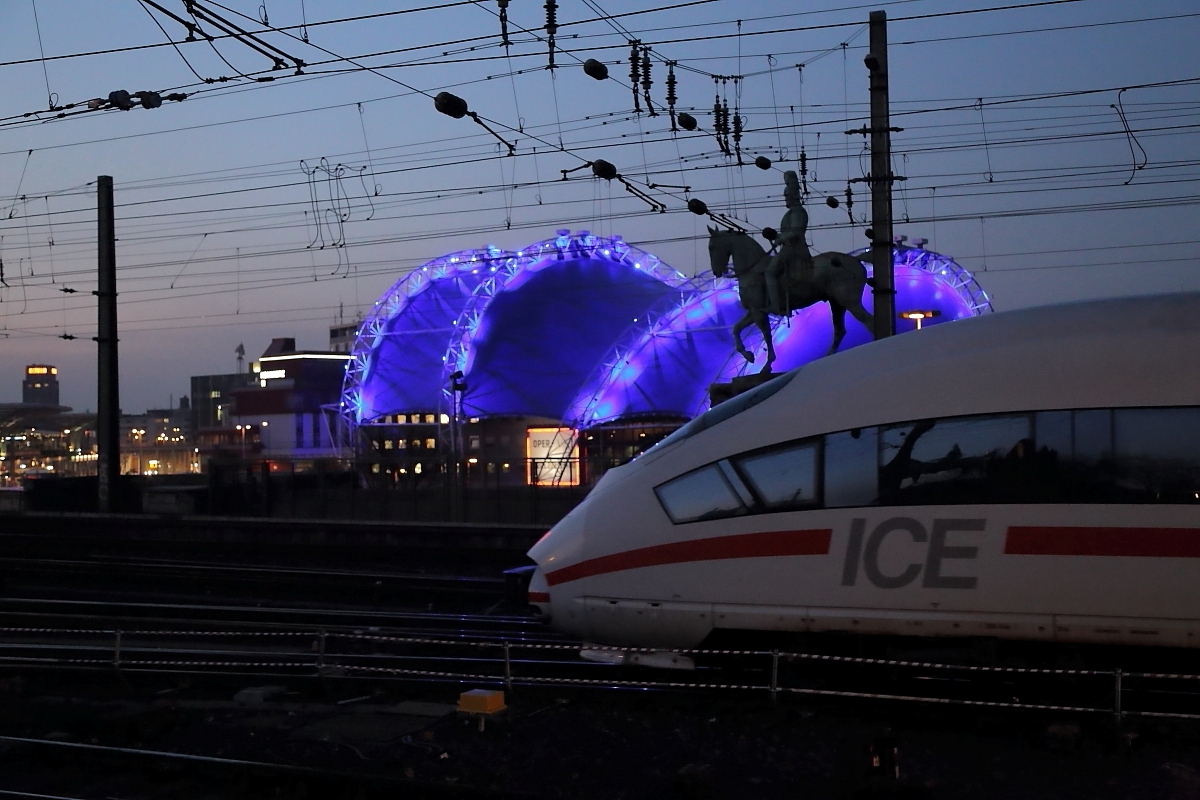 Ein ICE 3 mit Reiter als  Galeonsfigur  am Abend des 13.03.2014, kurz nach Verlassen des Kölner Hauptbahnhofes.