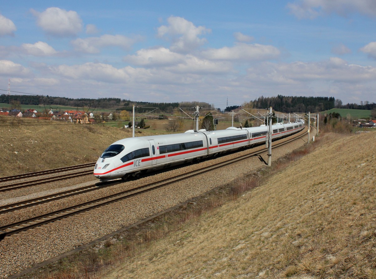 Ein ICE 3 nach München am 07.04.2015 unterwegs bei Hebertshausen.