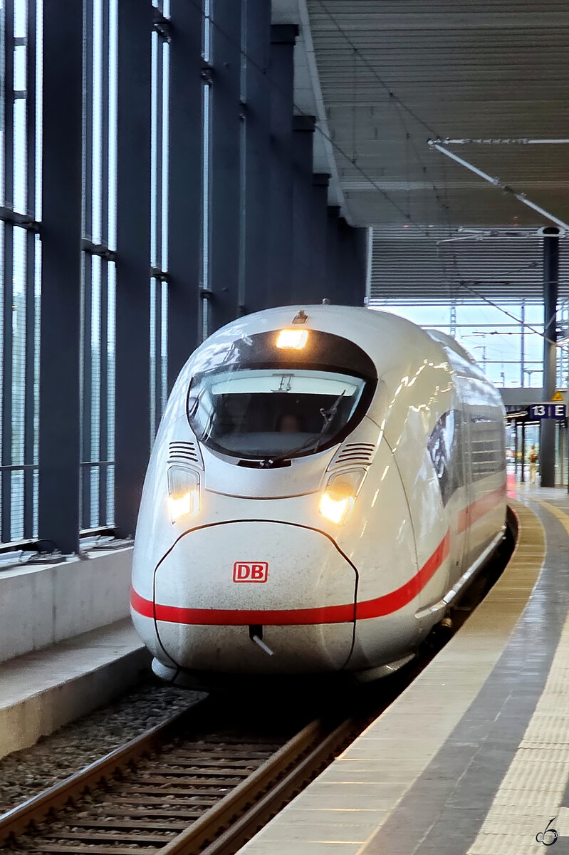 Ein ICE 3 Neo (Tz 8002) f�hrt gerade an Bahnsteig 13 ein, so gesehen Anfang September 2026 am Hauptbahnhof in Duisburg.