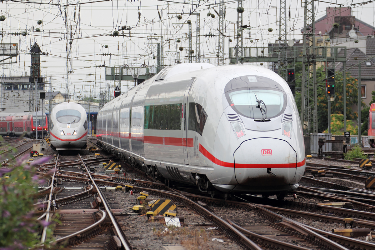 Ein ICE 3 Siemens Velaro BR 407 verlässt den Kölner Hbf. und ein ICE 3 BR 403 wartet auf Einfahrt in den Kölner Hbf. auf dem Gleisvorfeld 15.7.2015 