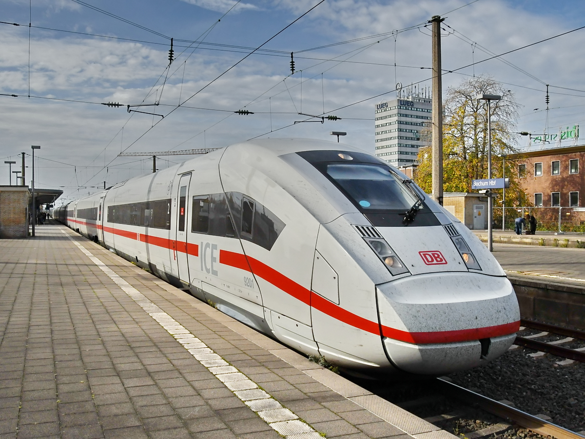 Ein ICE 4 (9201) ist hier Ende Oktober 2022 bei der Abfahrt vom Hauptbahnhof in Bochum zu sehen.