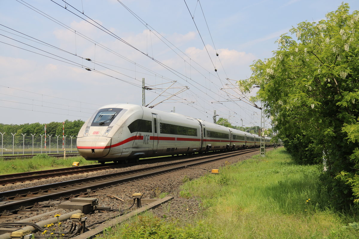 Ein ICE 4 auf dem Weg in die bayrische Landeshauptstadt München durcheilte am  23.5.19 den Düsseldorfer Flughafen