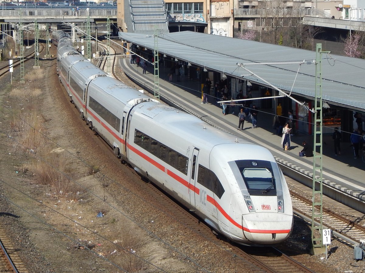 Ein ICE 4 in Berlin bei der Durchfahrt am Bahnhof Berlin-Messe Nord/ICC am 30.03.2019