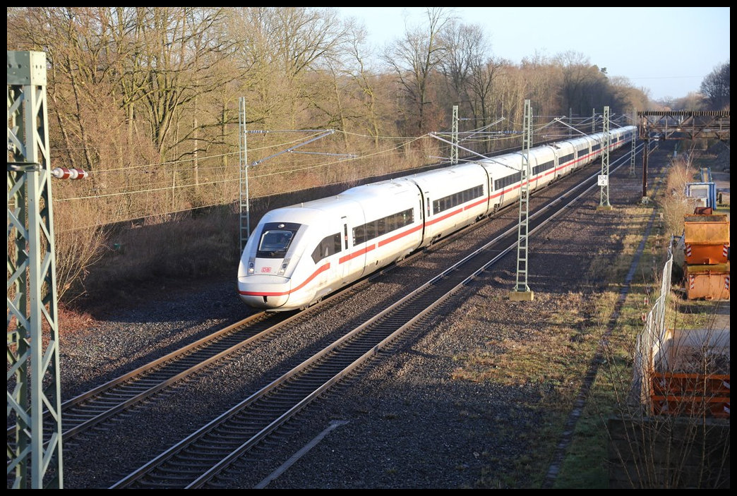 Ein ICE 4 durchfährt hier am 23.2.2022 um 8.43 Uhr den zum Haltepunkt zurück gebauten ehemaligen Bahnhof Natrup Hagen in Richtung Münster.