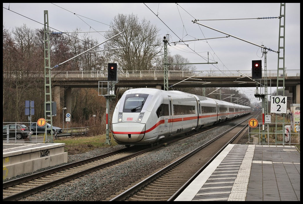 Ein ICE 4 durchfährt den inzwischen zum Haltepunkt herab gestuften ehemaligen Bahnhof Natrup Hagen und ist am 13.2.2023 um 12.51 Uhr auf der sogenannten Rollbahn nach München unterwegs.