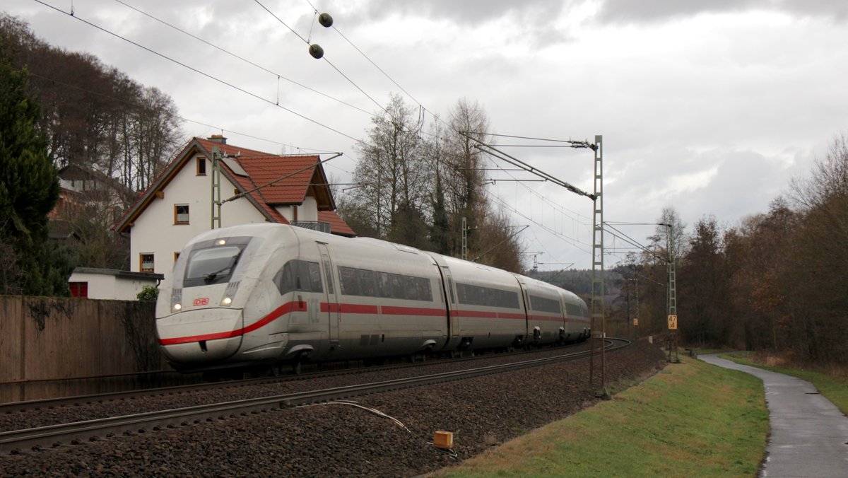 Ein ICE 4 fährt als ICE 575 (Hamburg – Stuttgart) durch Hautz-Höchst an der Kinzigtalbahn. Die ICE-Linie 20/22 ist eine von drei stündlichen ICE-Verbindungen durchs Kinzigtal.