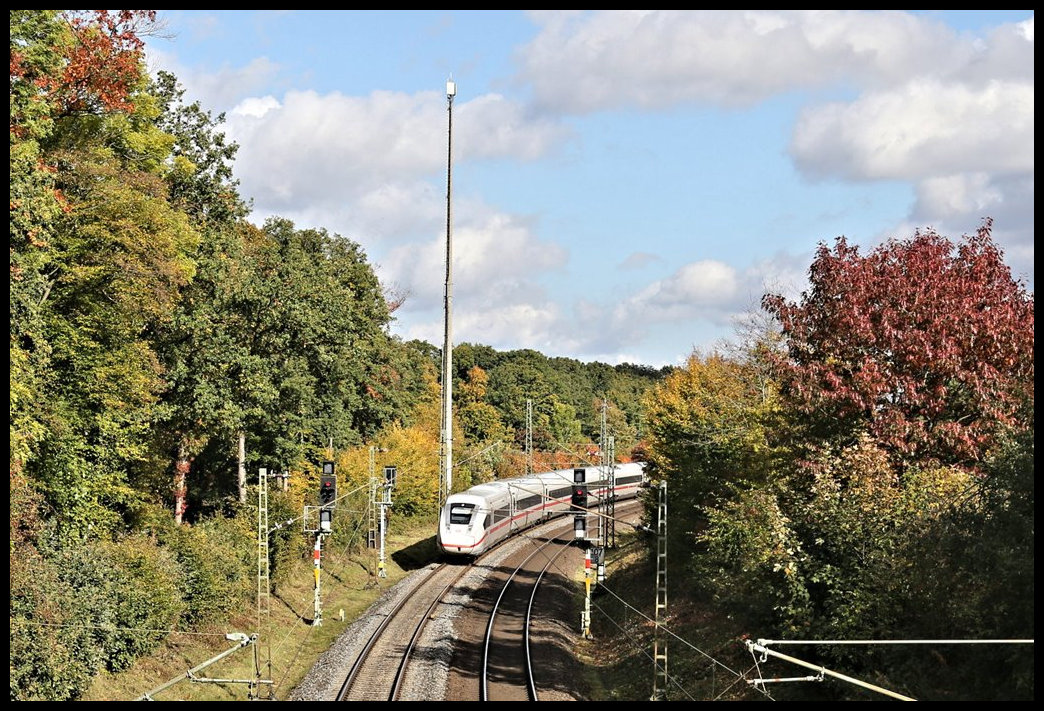 Ein ICE 4 hat hier gerade am 16.10.2022 um 13,59 Uhrden Bahnhof Hasbergen durchfahren und biegt nun auf der Rollbahn in Richtung Münster ein.