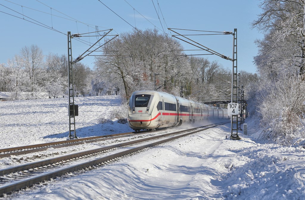 Ein ICE 4 ist hier am 11.3.2023 um 9.52 Uhr als ICE 517 am Ortsrand von Hasbergen nach München unterwegs. Endlich war mal in diesem Winter an dieser Stelle ein passendes Schneefoto möglich!