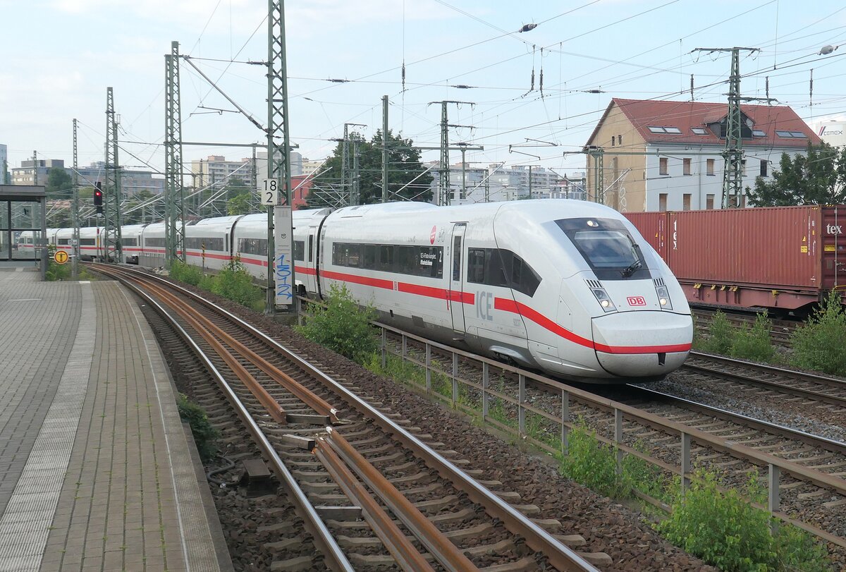 Ein ICE 4 mit unbekannter Nummer fährt im Juli 2025 durch Dresden Freiberger Straße