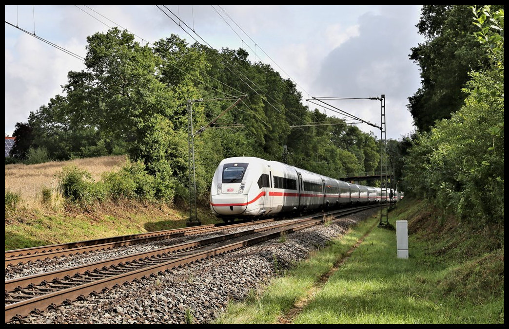 Ein ICE 4 verläßt hier am 25.07.2023 den Ortsbereich von Hasbergen und ist auf der Rollbahn um 10.04 Uhr in Richtung Münster unterwegs.
