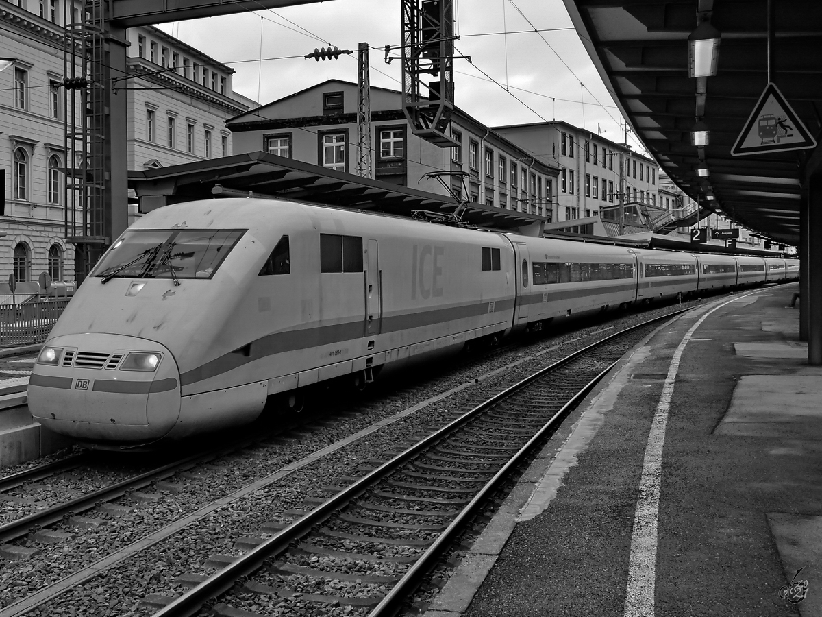 Ein ICE (401 083-1) war im Februar 2021 am Hauptbahnhof Wuppertal zu sehen.