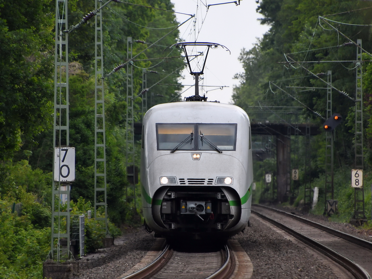 Ein ICE 402 021-0 fährt von Essen kommend weiter in Richtung Bochum. (Essen, Mai 2020)