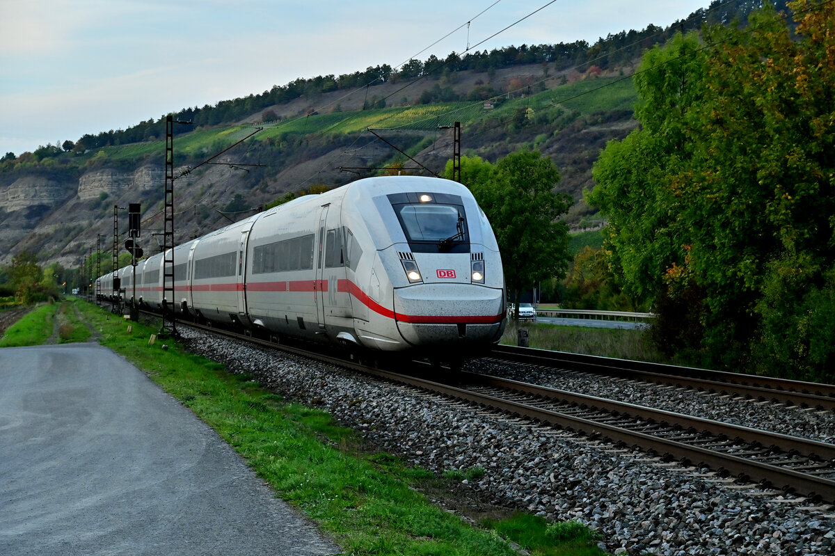 Ein ICE 412/812 ist als Umleiter auf der Maintalbahn bei Thüngersheim am 7.10.2022 gen Würzburg fahrend abgelichtet worden.