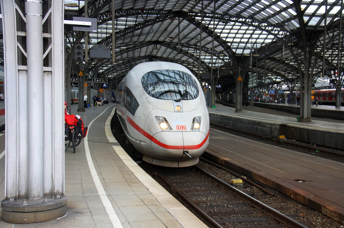 Ein ICE 518 kommt aus München-Hbf nach Dortmund-Hbf und steht im Köln-Hbf.
Aufgenommen von Bahnsteig 4 in Kölner-Hbf.
Am Nachmittag vom 23.7.2017.  