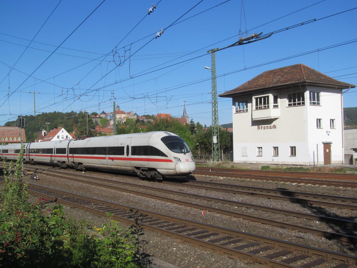 Ein ICE der Baureihe 411 passiert am 29. September 2013 das Stellwerk Krs in Kronach.