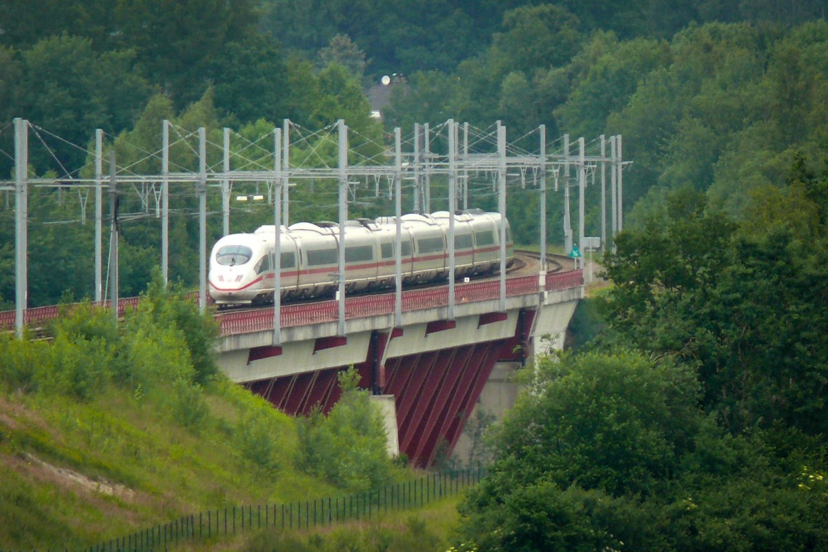 Ein ICE Bruxelles-Midi - Frankfurt überquert auf der alten Trasse die Hammerbrücke bei Hergenrath, und wird in Kürze Aachen erreichen. Aufgenommen am 14/06/2009.