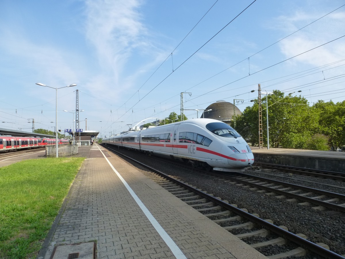 Ein ICE durchfhrt hier am 21.08.2013 Kln Messe/Deutz.