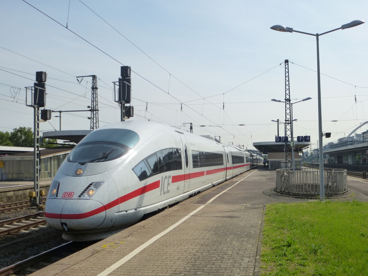 Ein ICE durchfhrt hier Kln Messe/Deutz in Richtung Hbf.
22.08.2013.
