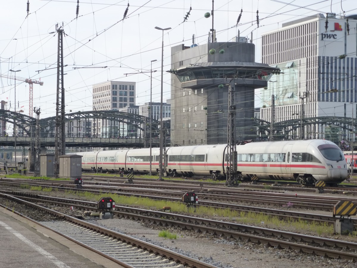 Ein ICE fhrt hier neben dem Stellwerk und nach der Hackerbrcke in Mnchen am 22.09.2013.
