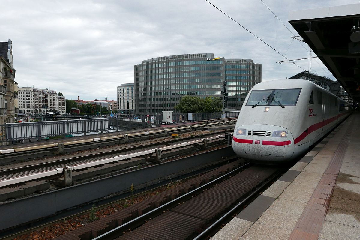 Ein ICE fährt ohne Halt durch den Bahnhof Berlin Friedrichstraße (01.07.2020)