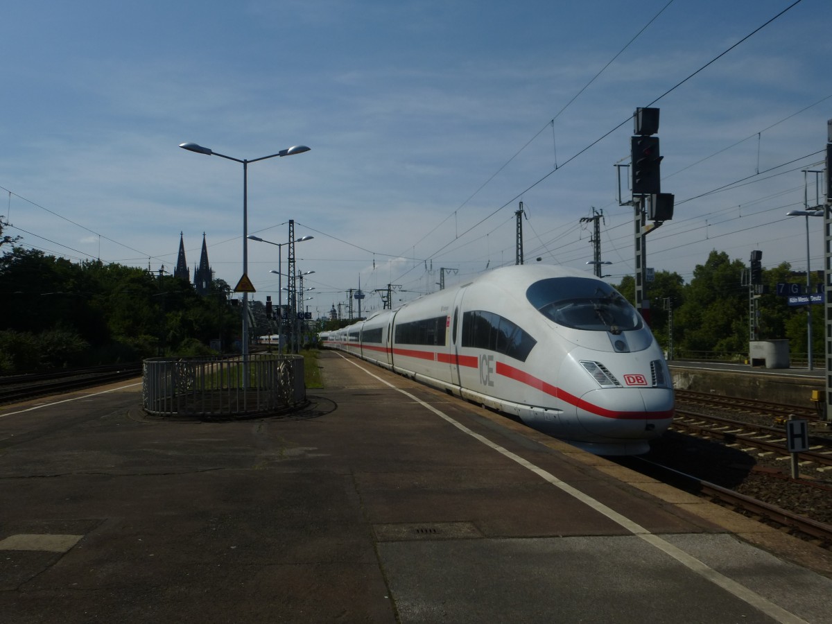 Ein ICE fuhr hier am 01.08.2015 durch den Bahnhof Köln Messe/Deutz.