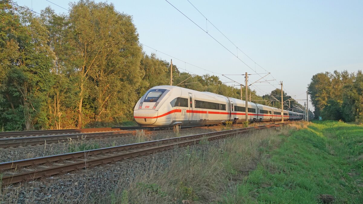 Ein ICE Hamburg-Altona - München Hbf kurz hinter Brunau-Packebusch. Aufgrund von Bauarbeiten an der SFS Hamburg - Berlin werden die Fernzüge Hamburg - Berlin bis November über Uelzen, Salzwedel und Stendal umgeleitet. Aufgenommen im September 2021.