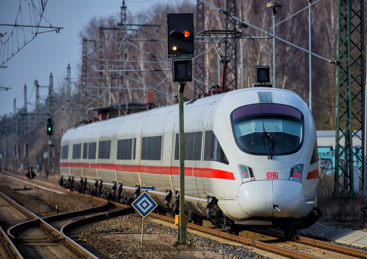 Ein ICE hat in Jatznick freie Fahrt in Richtung Stralsund. - 08.03.2017