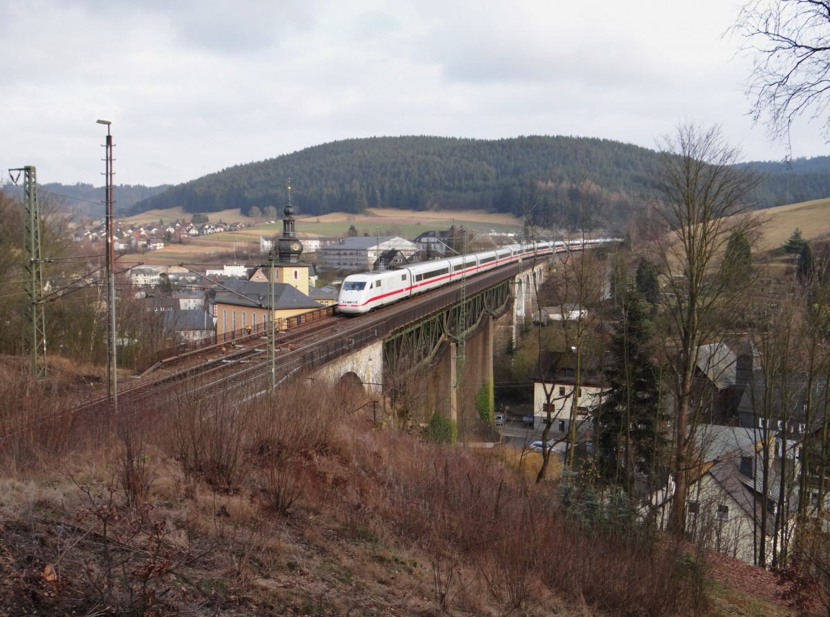 Ein ICE (Hof) ist am 02.03.14 in Ludwigsstadt zusehen.