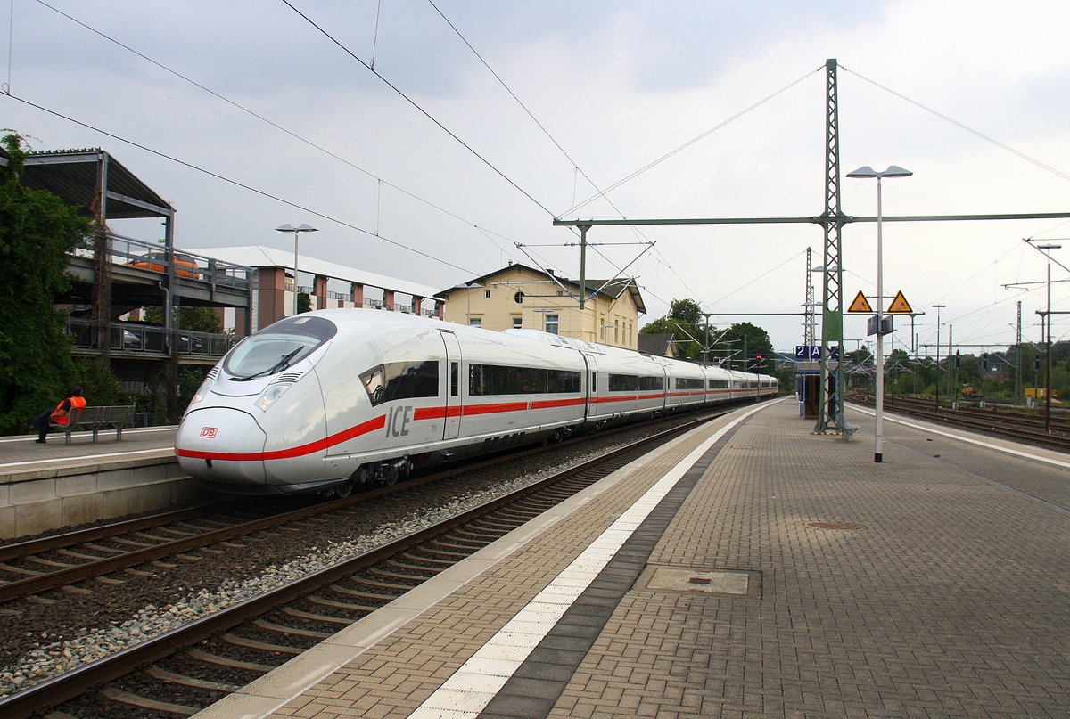 Ein ICE kommt aus Richtung Aachen-Hbf,Aachen-Schanz,Aachen-West,Laurensberg,Richterich,Kohlscheid und fährt durch  Herzogenrath in Richtung Hofstadt,Finkenrath,Rimburg,Übach-Palenberg,Zweibrüggen,Frelenberg,Geilenkirchen,Süggerrath,Lindern,Brachelen,Hückelhoven-Baal,Baal,Erkelenz,Herrath,Beckrath,Wickrath,Rheydt,Mönchengladbach. Aufgenommen vom Bahnsteig 2 in Herzogenrath. 
Am Nachmittag vom 15.9.2016.  