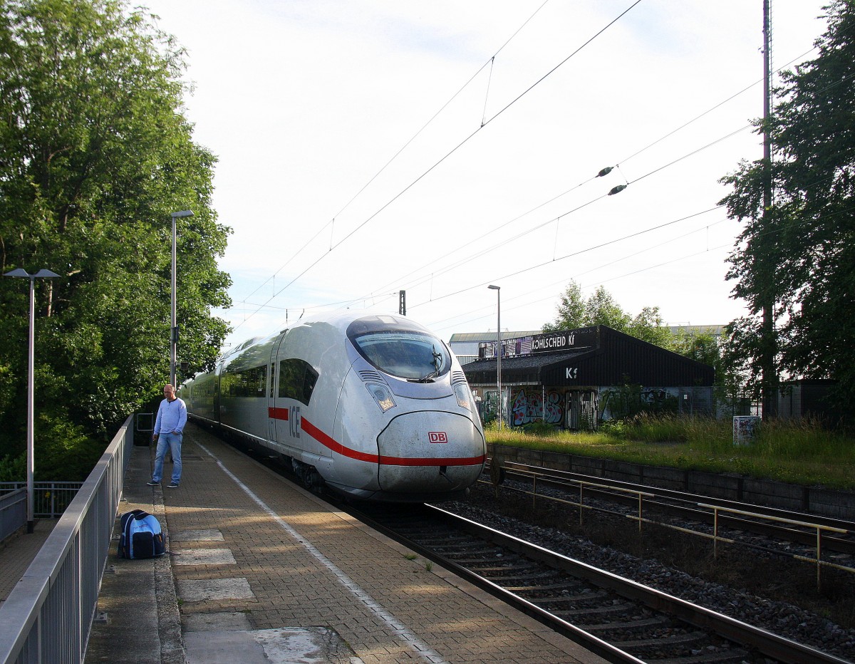 Ein ICE kommt durch Kohlscheid aus Richtung Neuss,Herzogenrath und fährt in Richtung Richterich,Laurensberg,Aachen-West und fährt die Kohlscheider-Rampe hoch nach Aachen-West bei schönem Sonnenschein am Morgen vom 23.6.2014.