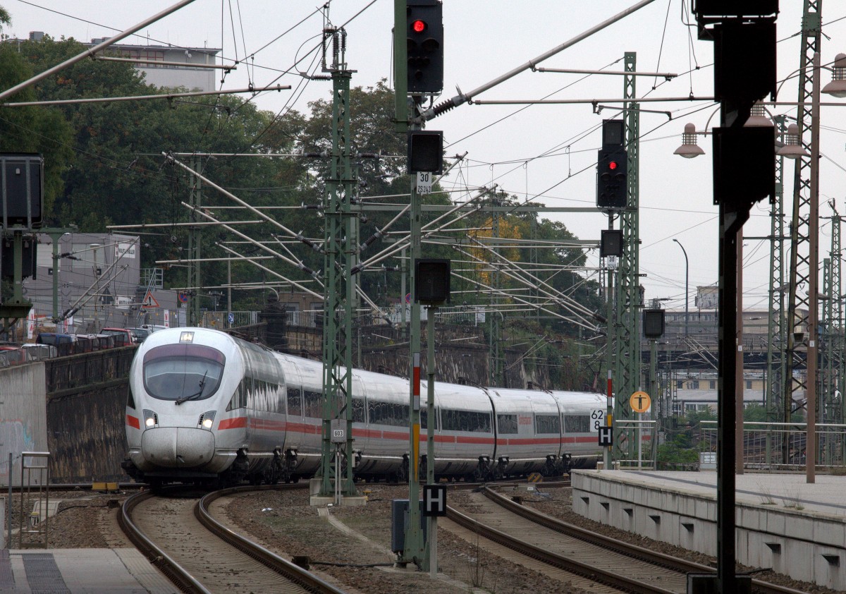 Ein ICE läuft in Dresden Hbf Gleis 2 ein.10.10.2015 09:07 Uhr.