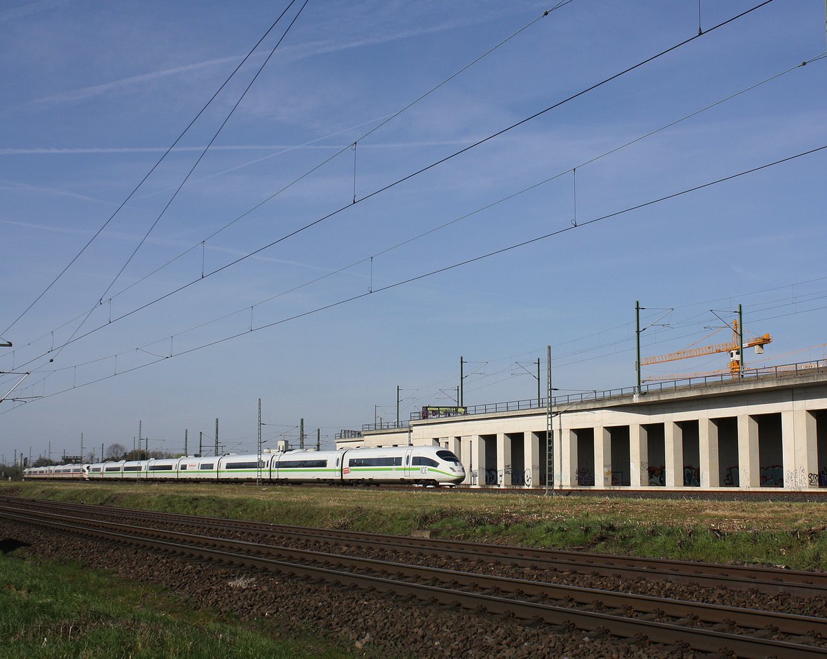 Ein ICE mit Grünbinde durch Porz-Wahn ab auf die Rennbahn in richtung Frankfurt.

Porz-Wahn
07.04.2018